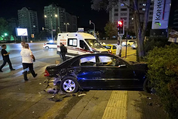 Ankara'da feci kaza! Önce refüje sonra trafik levhasına girdi: 5 yaralı-4
