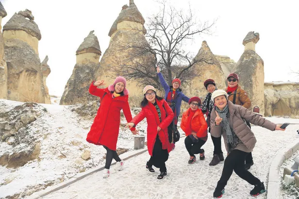 kapadokyaya-gelen-yuzlerce-cinli-coronavirus-nedeniyle-tatillerini-uzatti-1580674079062.jpg Ölümcül salgına Ürgüp seddi! Kapadokya’ya gelen yüzlerce Çinli, coronavirüs nedeniyle tatillerini uzattı-1