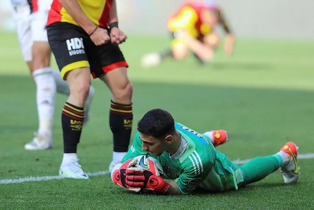 besiktasin-genc-eldiveni-guven-veriyor-goztepe-macina-damga-vurdu-herkes-2004lu-kaleci-emre-bilgini-konustu-1652637145010.jpeg Beşiktaş'ın genç eldiveni güven veriyor! Göztepe maçına damga vurdu: Herkes 2004'lü kaleci Emre Bilgin'i konuştu-2