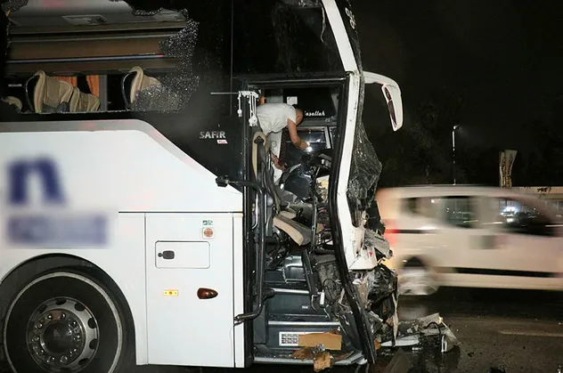Sakarya'da facianın eşiğinden dönüldü! Yolcu otobüsü TIR'a arkadan çarptı: 25 yaralı