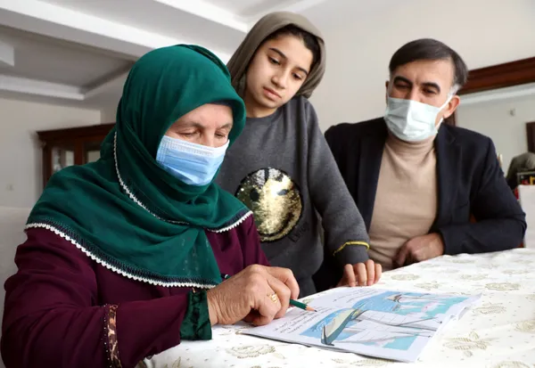 van-edremite-yasayan-60-yasindaki-asli-imre-cocuklarindan-3u-doktor-4u-ogretmen-biri-muhendis-biri-hemsire-olduktan-sonra-okuma-yazma-ogrenmeye-baslad-1609230231118.jpg Van'da oğlu paylaştı yüz binlerce beğeni aldı! Sosyal medya bu anneyi konuşuyor-2