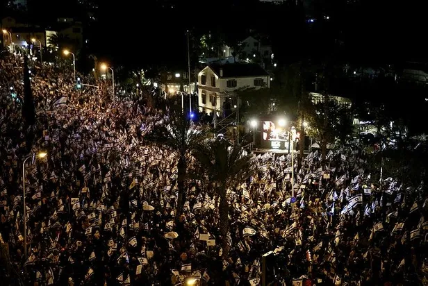 İsrail'de Netanyahu hükümetine karşı kitlesel protestolar yapılıyor: "Diktatörlüğe hayır"-2