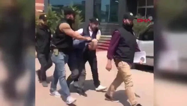Genç kadına sokak ortasında cinsel organını gösteren sapık yakalandı