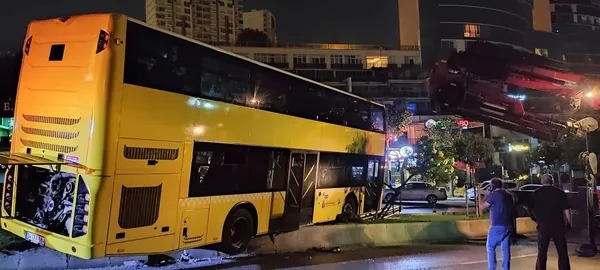 istanbul-basaksehirde-soforunun-direksiyon-hakimiyetini-kaybeden-iett-otobusu-bariyerlere-carpip-askida-kaldi-1629862896692.jpg İstanbul Başakşehir'de şoförünün direksiyon hakimiyetini kaybeden İETT otobüsü bariyerlere çarpıp askıda kaldı-4