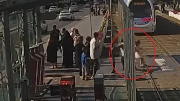 Samsun'da tramvayın önüne atlayan kız çocuğunu tişörtünden çekerek kurtardı: O anlar kamerada