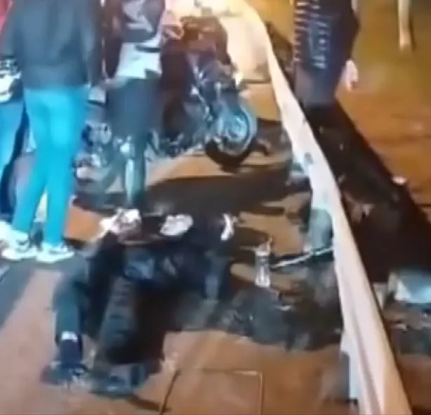 kaza-sonrasi-hayrete-dusuren-anlar-yerde-aci-icinde-kivranan-surucu-sigara-yakti-1699868293094.jpg Kaza sonrası hayrete düşüren anlar: Yerde acı içinde kıvranan sürücü sigara yaktı-3