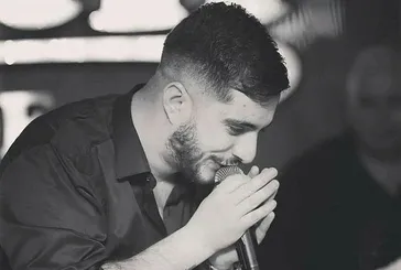 Avcılar'da genç şarkıcı Erkan Doğanay sahne çıkışı silahlı saldırıya uğradı