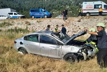 Tarlaya devrilen otomobilde aile faciası