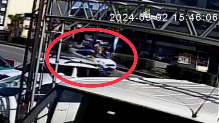 ▶️ Mersin'de otomobilin çarptığı yaşlı adam taklalar atarak metrelerce savruldu | O anlar kameraya böyle yansıdı...