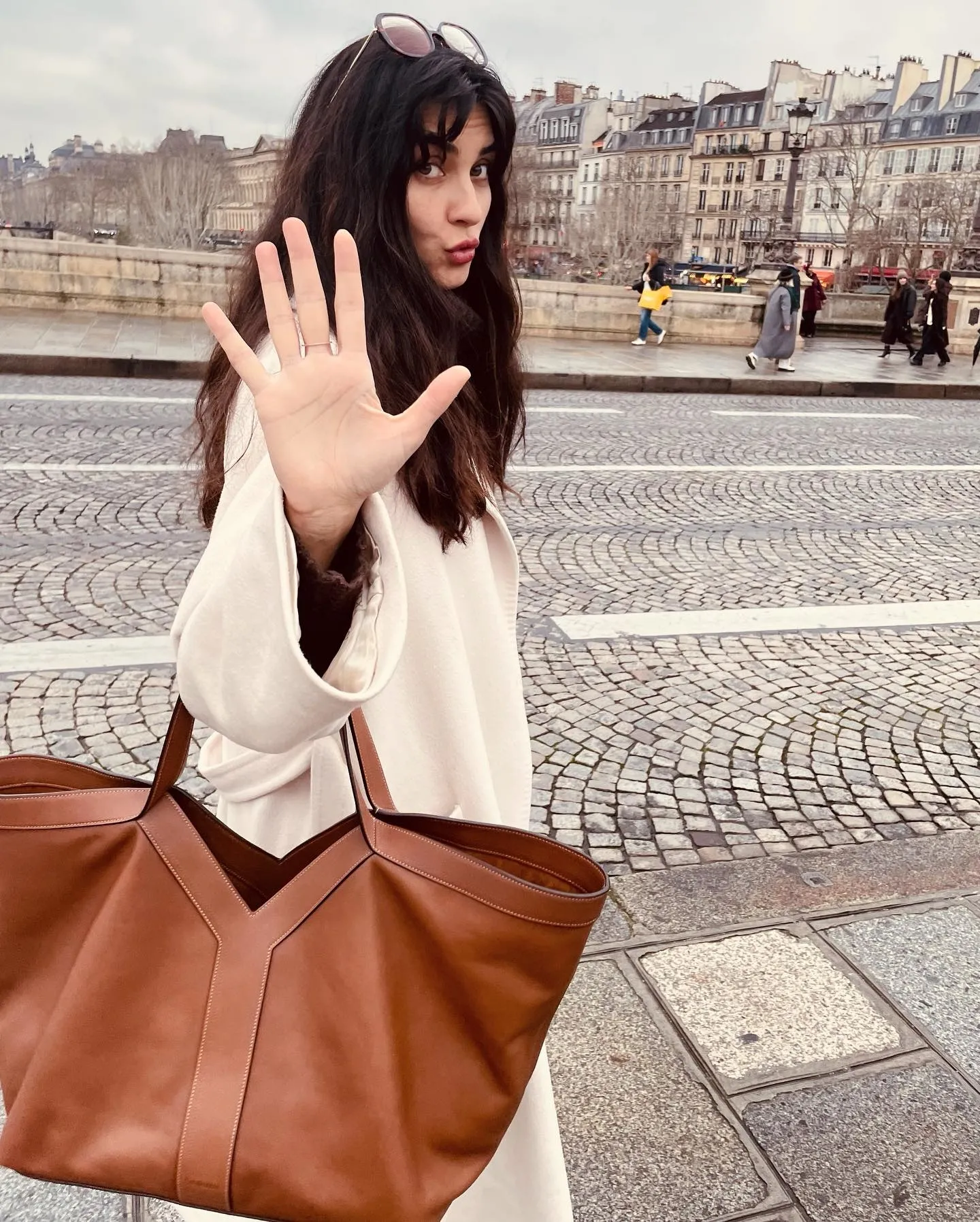 Paris Moda Haftası’nda Tuba Büyüküstün rüzgarı! Güzelliğiyle büyüledi: Bir rüyanın içindeymişim gibi hissettim! - 4