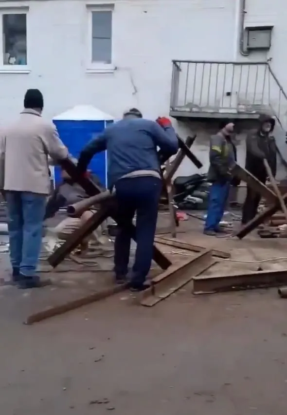 son-dakika-ukraynalilar-meskun-mahal-savasi-veriyor-siviller-barikat-kurup-molotof-kokteyli-yapiyor-1645942880854.jpeg Ukrayna Genelkurmay Başkanlığı paylaştı! Molotofu tankların neresine atmalısınız?-9