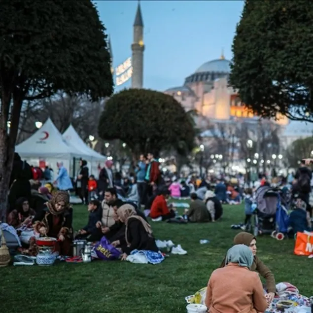 Sultanahmet Meydanı’nda ilk iftar heyecanı!