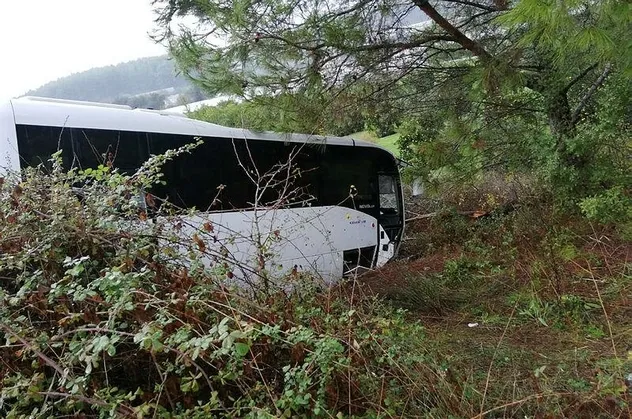 Son dakika: Antalya'da tur otobüsü şarampole yuvarlandı