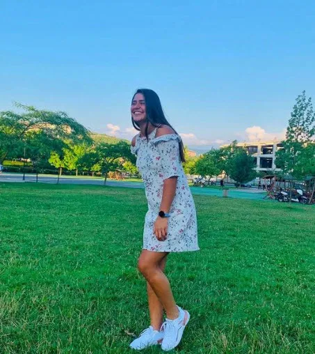 Survivor Ayşe Yüksel açılıp saçılmaya devam ediyor sınırları her geçen gün aşıyor! Mini şortu giydi kalça dekoltesini verdi-9