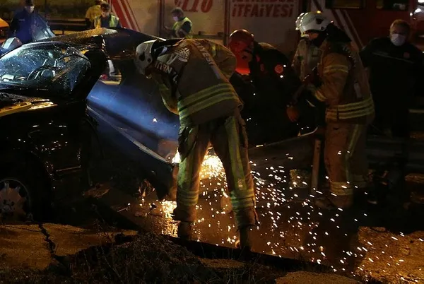 İstanbul Kartal'da bariyerlere çarpan otomobildeki iki kişinin ayakları koptu!-3
