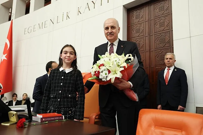 TBMM Başkanı Numan Kurtulmuş, 23 Nisan Ulusal Egemenlik ve Çocuk Bayramı nedeniyle TBMM Başkanı koltuğunu, 4'üncü sınıf öğrencisi Berra Koramaz'a devretti. (DHA)