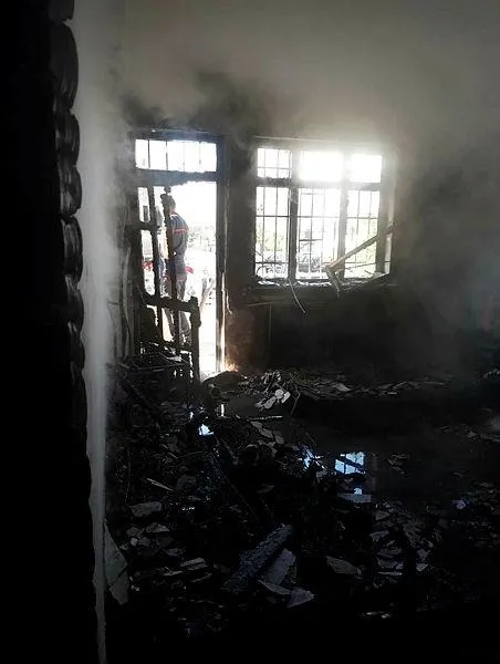Kırşehir'den 3 yaşındaki Kerzi Nur Kablan yangında hayatını kaybetti! 2 çocuğunu balkondan atarak alevlerden kurtaran anne yoğun bakımda-4