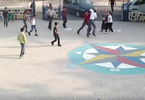 Diyarbakır'daki okulda dayak skandalı! Veliler çocukların gözü önünde öğretmeni dövdü-1