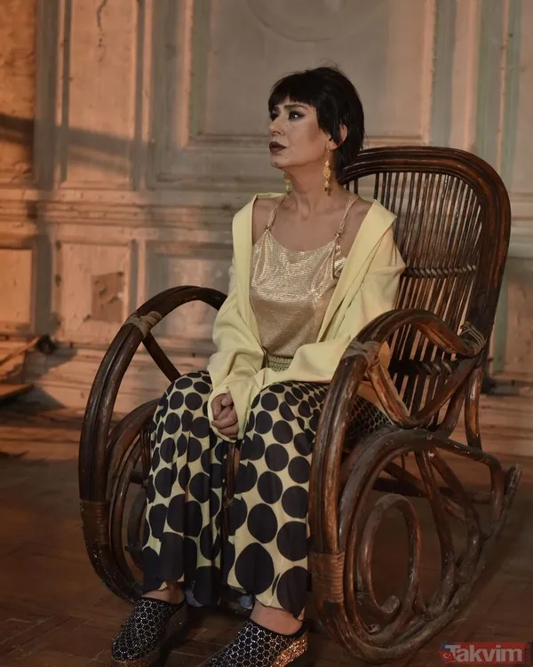 Yıldız Tilbe'nin uluorta kıyafeti düştü bir anda sütyeni ne var ne yoksa göründü! Hiç bir şey yokmuş gibi... - 10