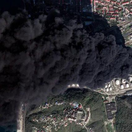 Ukrayna İHA’larla saldırdı: Rusya’nın Karadeniz kıyısındaki Tuapse rafinerisinde büyük yangın | Uydudan göründü