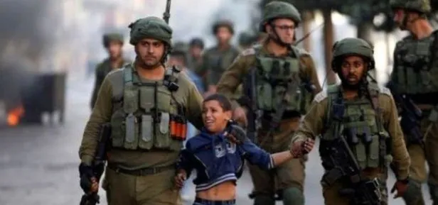 isgalci-israil-askerlerinden-gozaltinda-bulunan-2-filistinli-cocuga-siddet-1597608163585.jpeg İşgalci İsrail askerlerinden gözaltında bulunan 2 Filistinli çocuğa şiddet-3