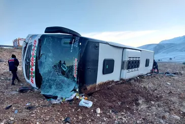 SON DAKİKA! Afyonkarahisar’da yolcu otobüsü devrildi! Çok sayıda ölü ve yaralı var! Valilikten açıklama