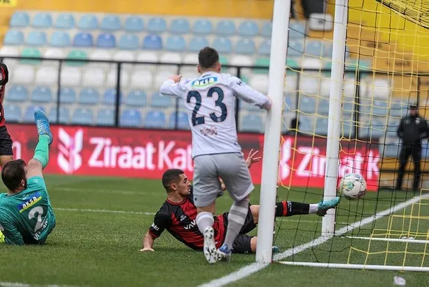 basaksehir-ceyrek-finalde-karagumruku-penaltilarda-gectiler-1674053821546.jpeg Başakşehir çeyrek finalde! Karagümrük'ü penaltılarda geçtiler-2