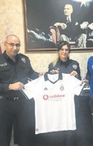 Güneş’ten astsubaya imzalı forma jesti