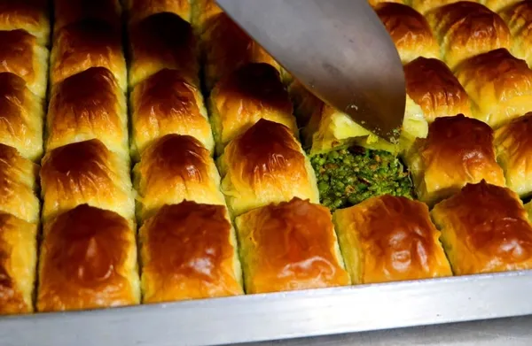 1687502868666.jpg Bayram öncesi baklava ustalarından uyarı geldi! "Ucuz" diye alıp Antep fıstıklı yerine yer fıstıklı baklava yemeyin-4