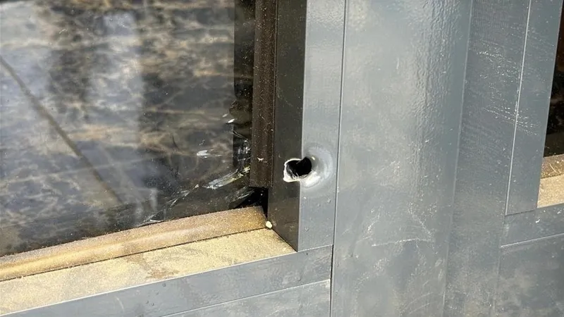 diyarbakirda-kuyumcular-hedef-oldu-soygun-kamerada-1774611288432.jpeg Diyarbakır'da kuyumculara üç ayrı saldırı: 1,5 kilo altın çalındı, direnen esnaf bacağından vuruldu-5