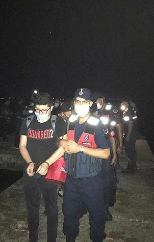 Son dakika: İzmir'in Seferihisar ilçesinde sürat teknesiyle Yunanistan'a kaçmaya çalışan FETÖ şüphelileri yakalandı
