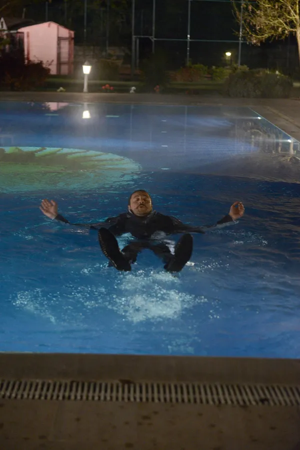 Yetkin Dikinciler buz gibi havuza atladı-4