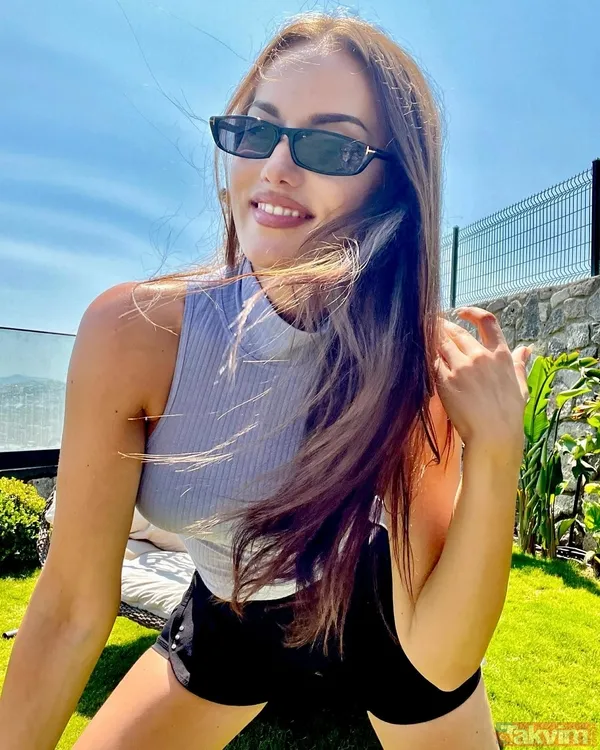 Fahriye Evcen’den mini şortuyla bahçe pozları! “Kim der iki çocuk annesi” Burak Özçivit’in biricik eşi sosyal medyayı fena salladı - 7