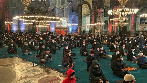 diyanet-isleri-baskani-ali-erbasin-ayasofya-camiinde-katildigi-regaib-kandili-ozel-programinda-kedi-detayi-1613682750729.jpeg Diyanet İşleri Başkanı Ali Erbaş'ın Ayasofya Camii’nde katıldığı 'Regaib Kandili Özel' programında 'kedi' detayı-4