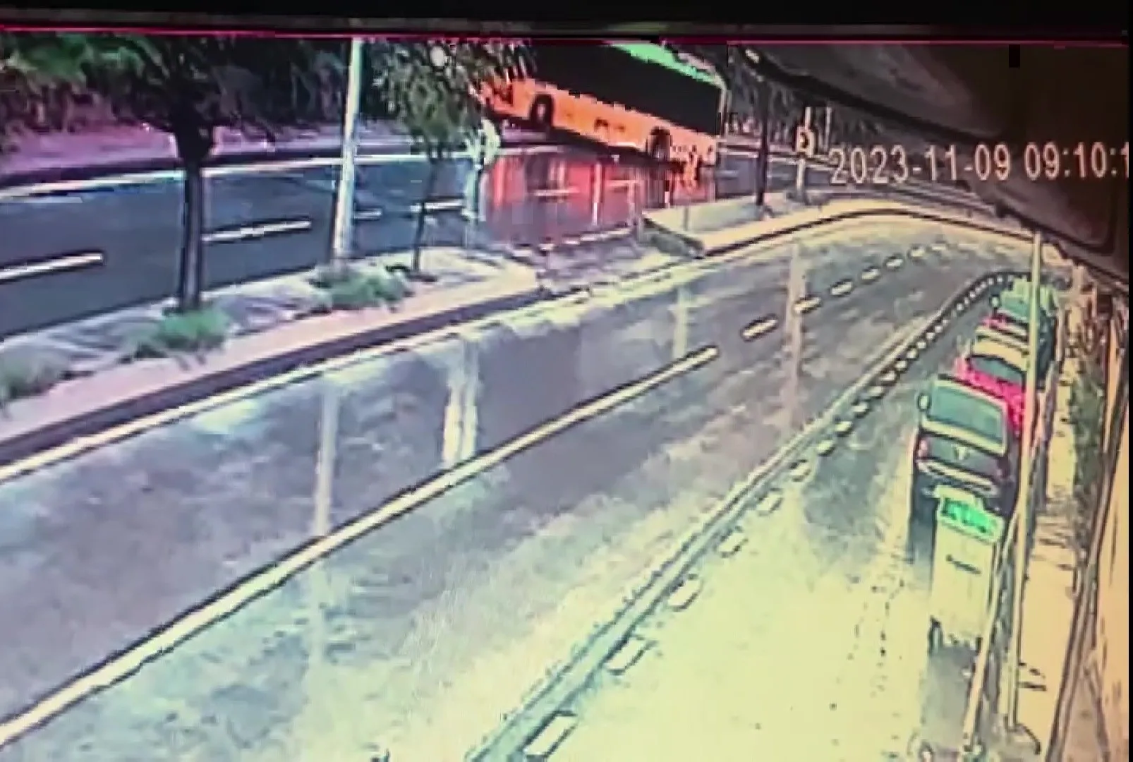 Yine İETT kazası! Ağaçlık alana daldı