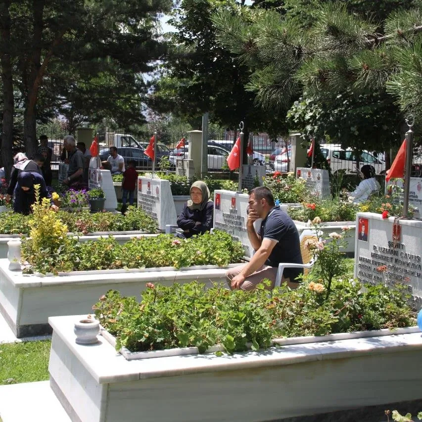 Şehitliklerde buruk bayram ziyareti!