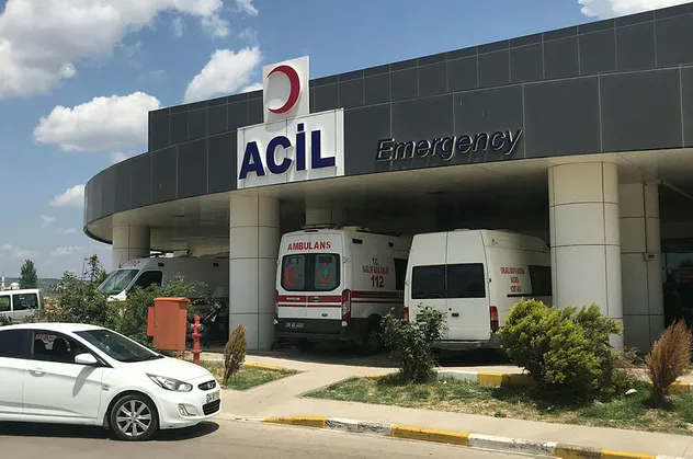 Askeri araçla İlçe Milli Eğitim Müdürlüğünün aracı çarpıştı: 1 ölü, 9 yaralı