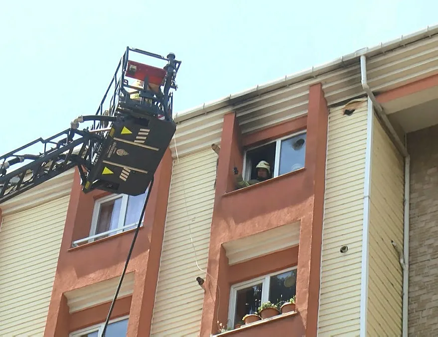 Kartal’da 6 katlı binada yangın