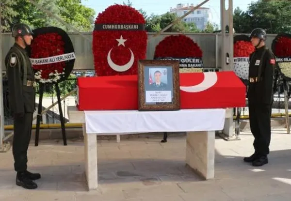 baskan-recep-tayyip-erdogan-sehit-mehmet-ozlerin-ailesine-taziye-mesaji-gonderdi-1690387262791.jpeg Başkan Recep Tayyip Erdoğan, Şehit Mehmet Özler'in ailesine taziye mesajı gönderdi-3