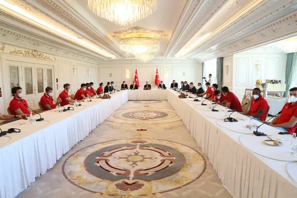 baskan-recep-tayyip-erdogan-thy-euroleague-ve-turkiye-basketbol-ligi-sampiyonu-anadolu-efesi-kabul-etti-1623508294203.jpg
