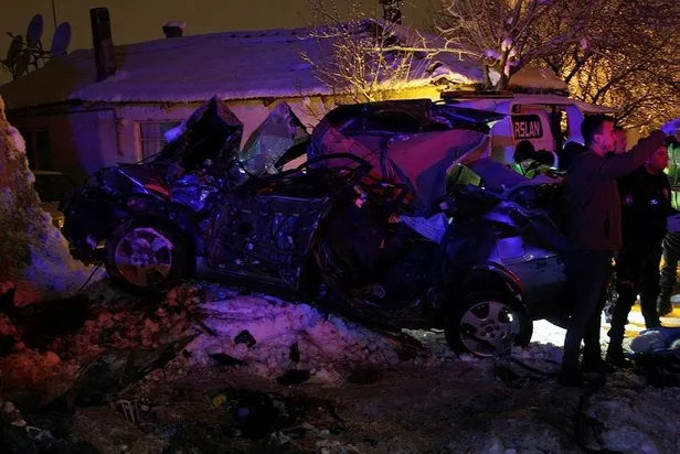 burdurda-iistinat-duvarina-carparak-hurdaya-donen-otomobilde-4-genc-hayatini-kaybetti-1646446339001.jpeg Burdur'da istinat duvarına çarparak hurdaya dönen otomobilde 4 genç hayatını kaybetti-6