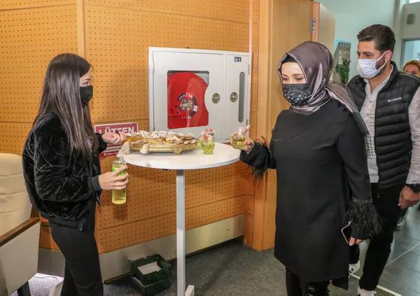 koronavirus-nedeniyle-nikah-sekerinin-yerini-kolonya-aldi-tanesi-8-tl-haftada-150-sise-hazirliyorlar-1617094535620.jpg Koronavirüs nedeniyle nikah şekerinin yerini kolonya aldı! Tanesi 8 TL! Haftada 150 şişe hazırlıyorlar-10