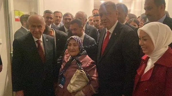 malatyali-fatma-teyzenin-baskan-erdogan-ile-bulusma-hayali-gercek-oldu-bahceli-elini-optu-1666979746754.jpeg