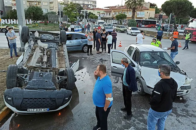 SON DAKİKA! Manisa'da zincirleme kaza! 3 araç birbirine girdi 3 kişi yaralandı