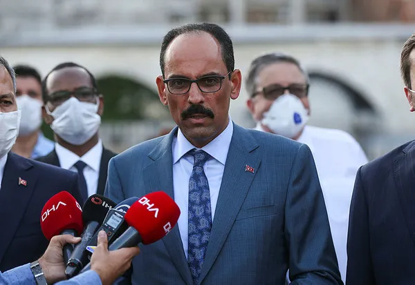 cumhurbaskanligi-sozcusuibrahim-kalin-turkiyede-gorevli-yabanci-buyukelcilere-ayasofya-i-kebir-camiini-gezdirdi-1596741927425.jpg Türkiye'de görevli yabancı büyükelçilere Ayasofya-i Kebir Camii'ni gezdiren Cumhurbaşkanlığı Sözcüsü İbrahim Kalın: Tarihi bir olay-7