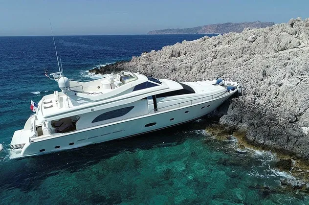 Antalya Kaş'ta lüks tekne, kayalıklara oturdu! Yaralılar var