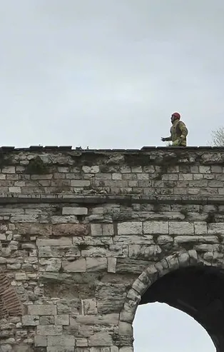 İstanbul Fatih'te intihar girişimi! Uzun araç kuyrukları oluştu!