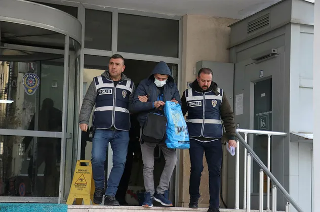 Aranan şahıs banyoda saklanırken yakalandı