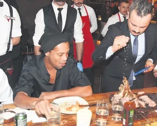 Ronaldinho Nusret’e koştu
