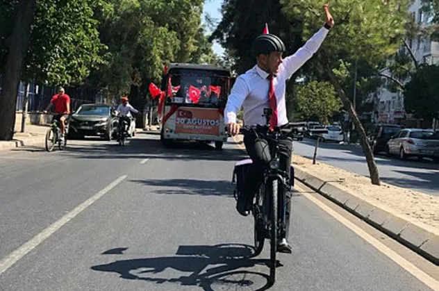 Şov peşinde koşan Tunç Soyer'e tepki! Bisikletle anayolda 45 dakikalık tur